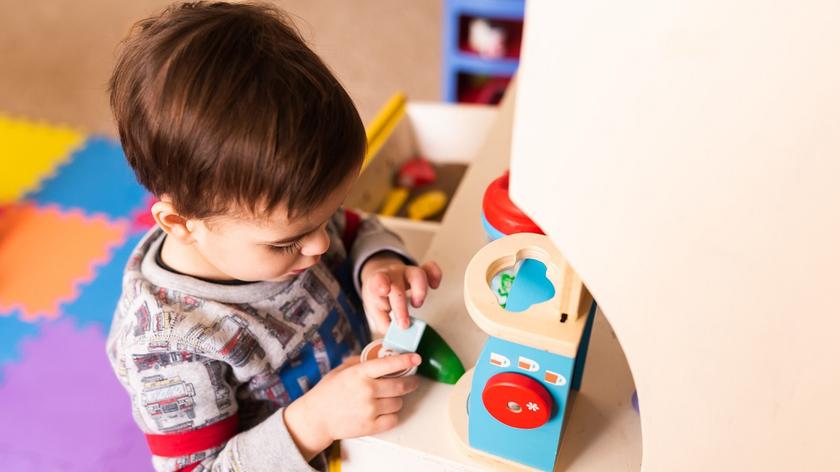 dziecko, które się bawi 