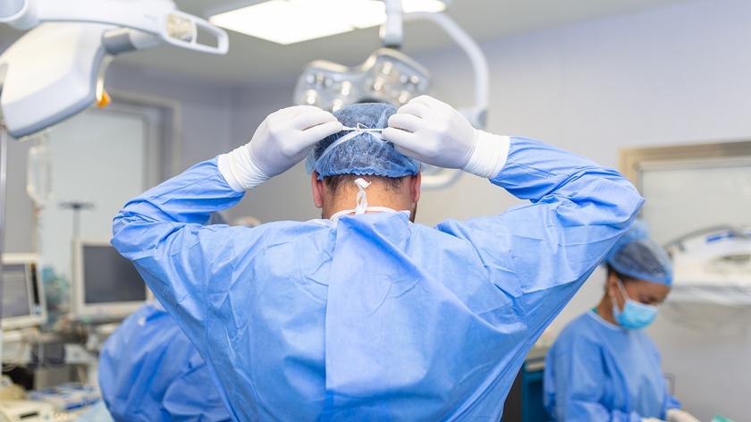 lekarz na sali operacyjnej 