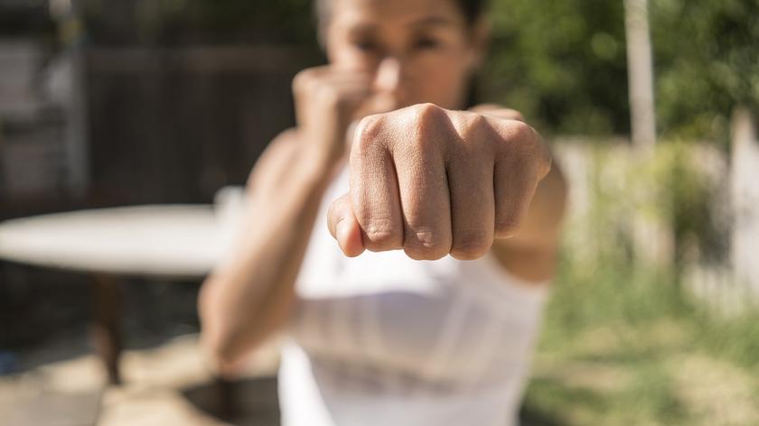 kobieta z wyciągniętą pięścią