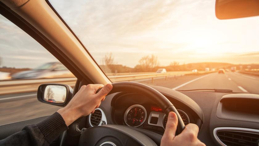 Samochód na autostradzie.