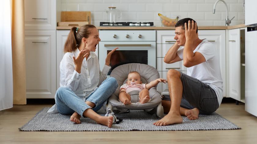 kłótnia rodziców przy dziecku 