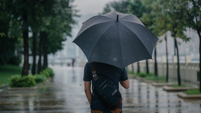 kobieta z parasolką, spacer po deszczu