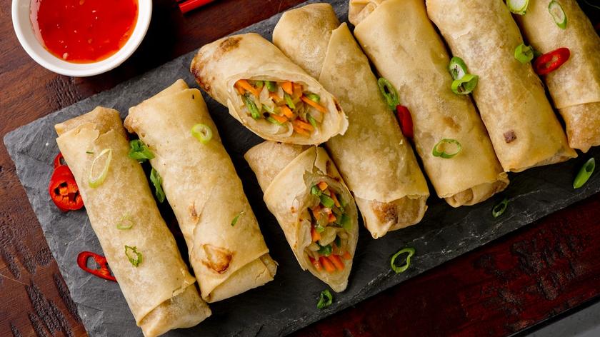 Spring rolls z kurczakiem i chrupiącymi warzywami 