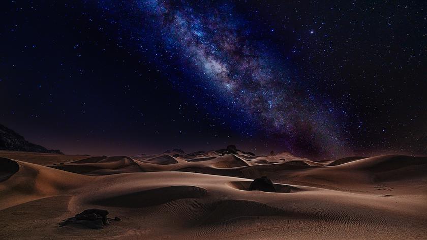Pustynia, rozgwieżdżone niebo