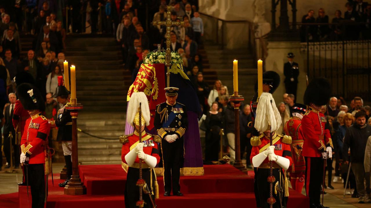 Król Karol III, księżniczka Anna, książę Andrzej i hrabia Edward przy trumnie królowej w Westminster Hall