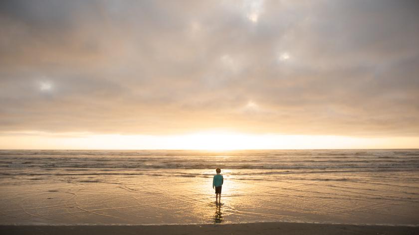 Chłopiec nad oceanem