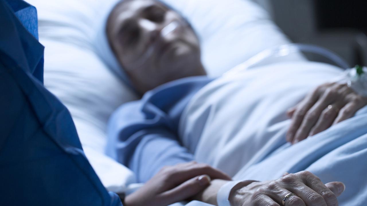 Pacjent leżący w szpitalnym łóżku.