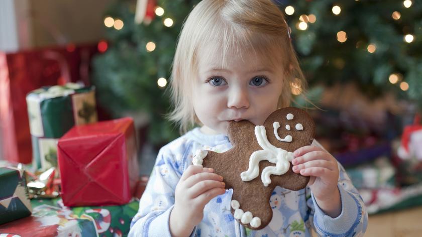 Dziewczynka w czasie świąt je pierniczki