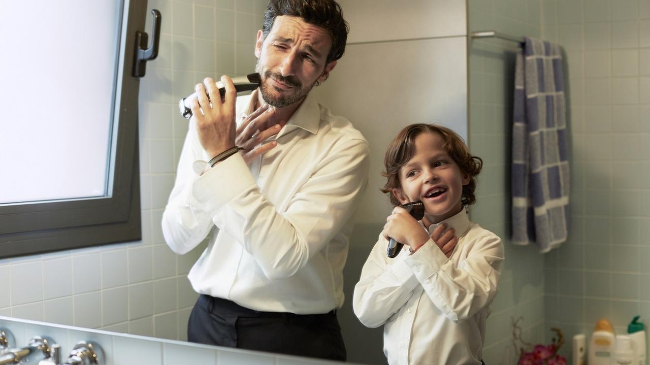 Mężczyzna z synem w łazience