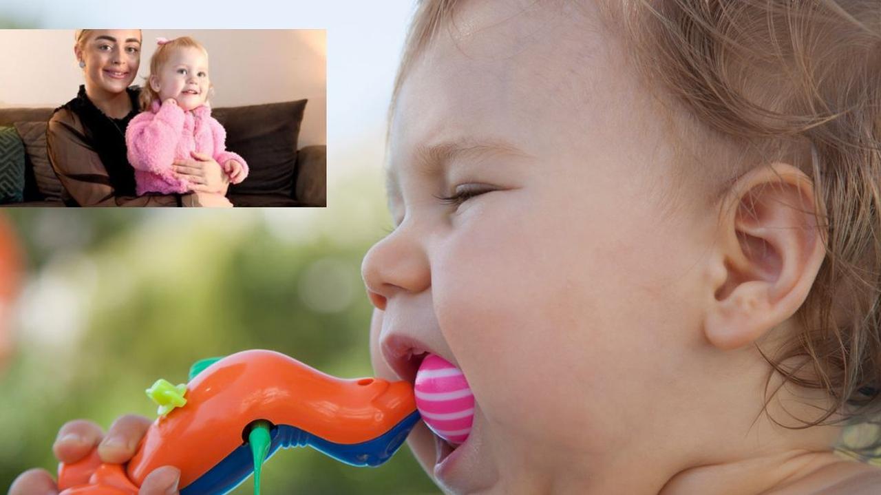 Dziecko wkładające do ust zabawki.