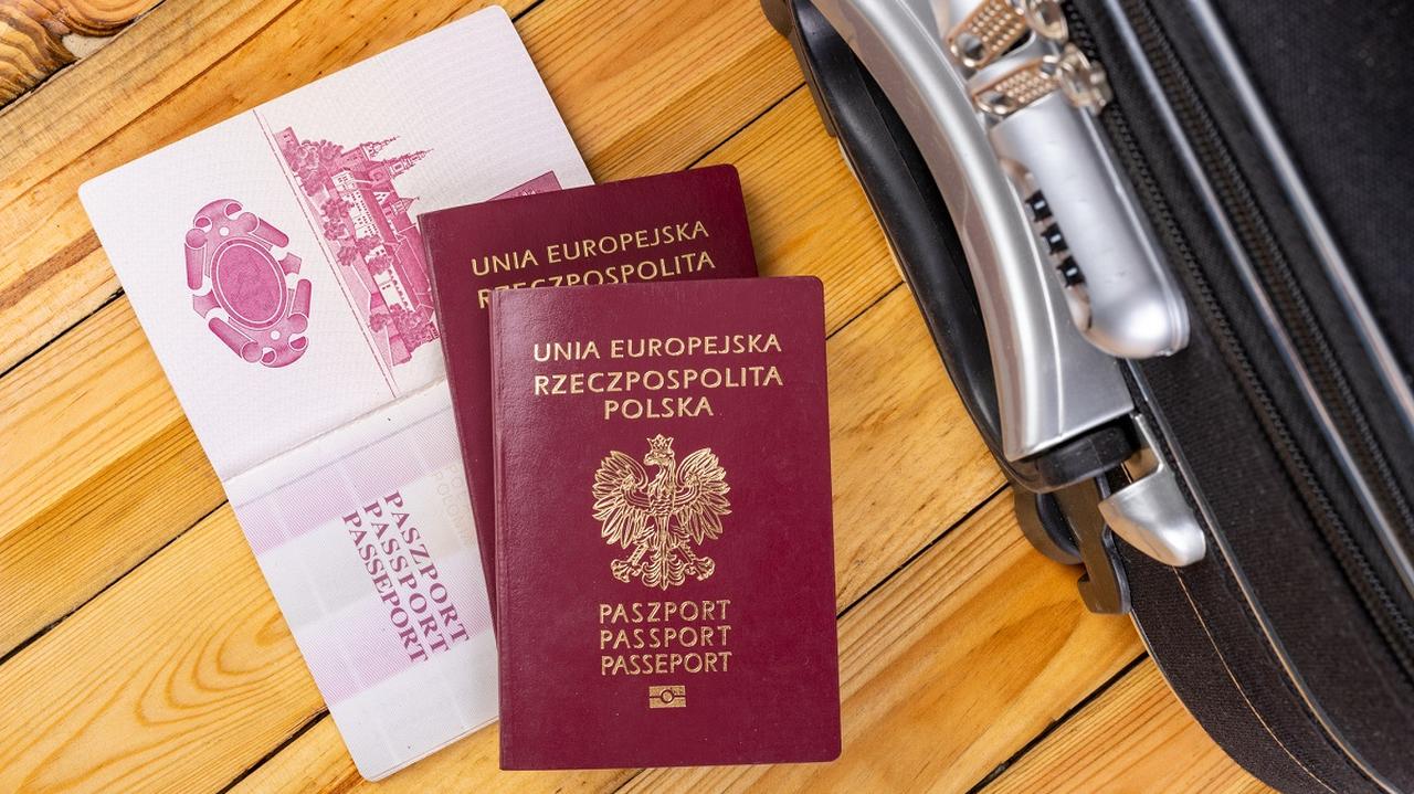 Polski paszport i walizka