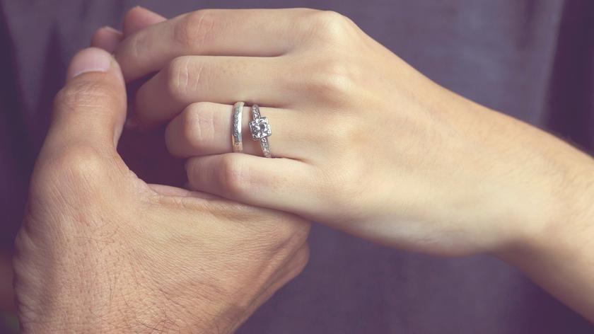 Dłoń, na której jest pierścionek zaręczynowy