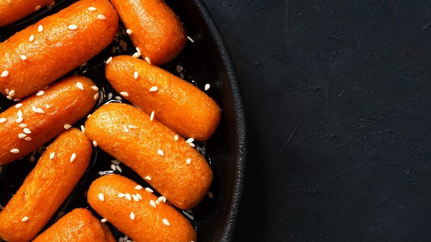 Pieczone marchewki w półmisku