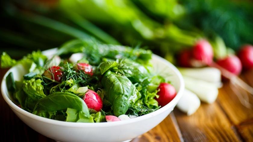 Liście rzodkiewki na talerzu