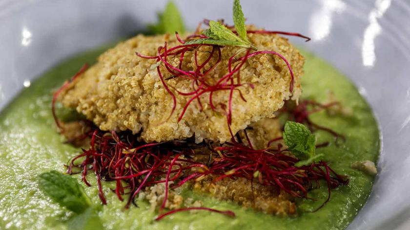 Pieczone Nuggetsy z kurczaka w panierce z komosy ryżowej i puree z groszku i mięty