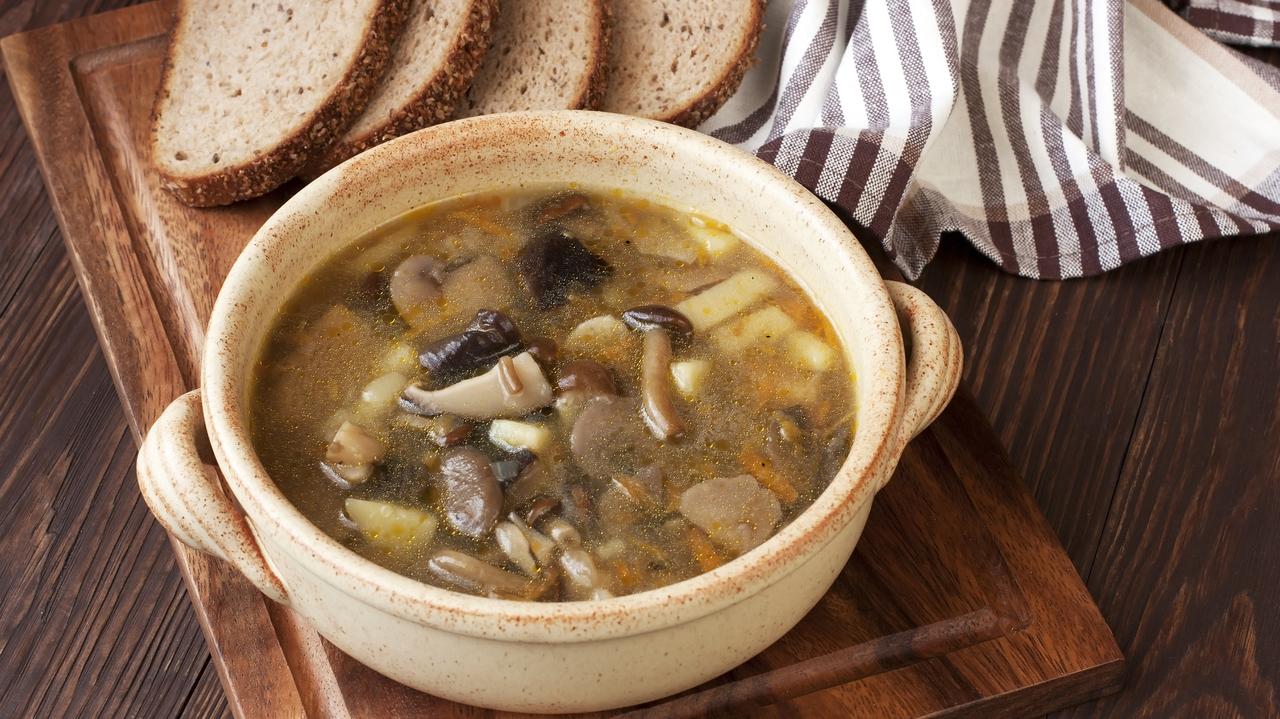 Zupa grzybowa podana w domowy sposób