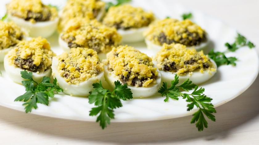 Czym faszerować jajka na Wielkanoc? Poznaj tradycyjne przepisy i te bardziej nowoczesne