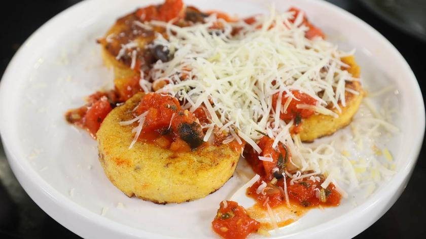 Polenta w sosie pomidorowym na talerzu