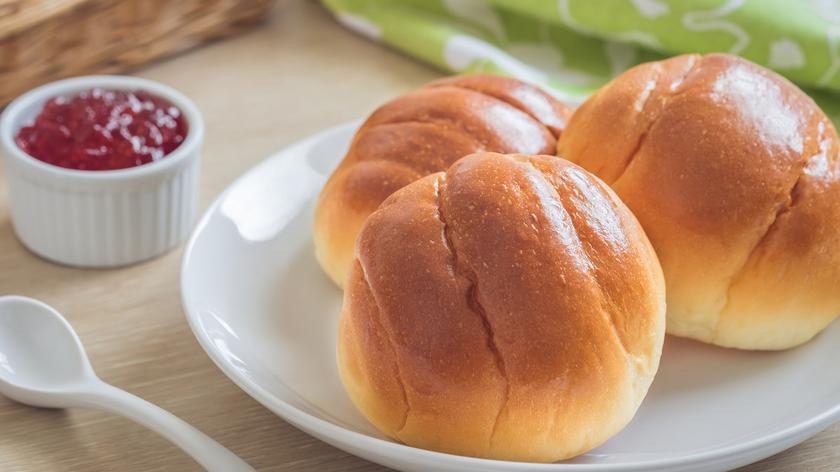 Bułeczki podane z dżemem