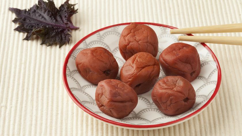 Kiszone śliwki umeboshi podane w tradycyjny sposób