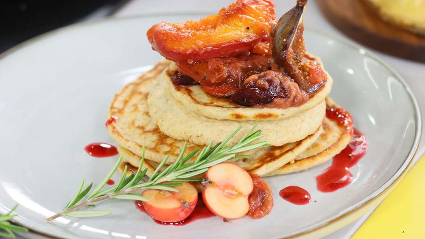 Pieczone śliwki z plackami owsianymi