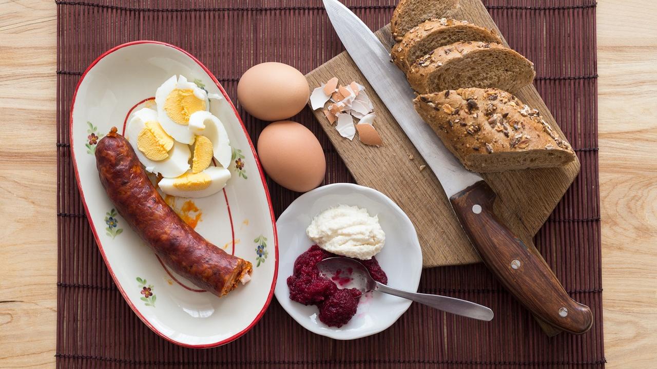 Kiełbasa, jaja i chleb wielkanocny