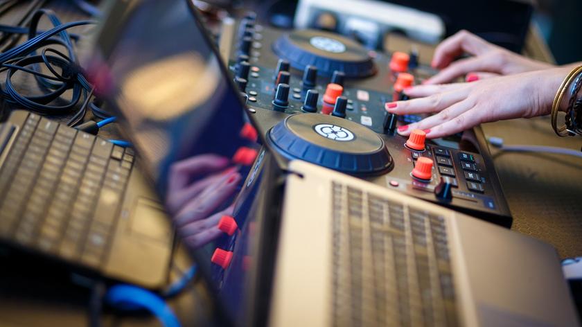 DJ robiący muzykę