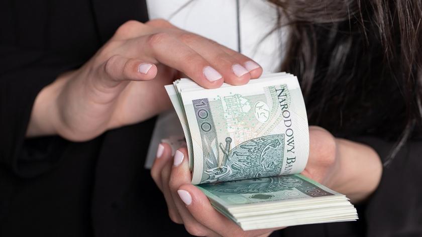 Polskie pieniądze w dłoniach