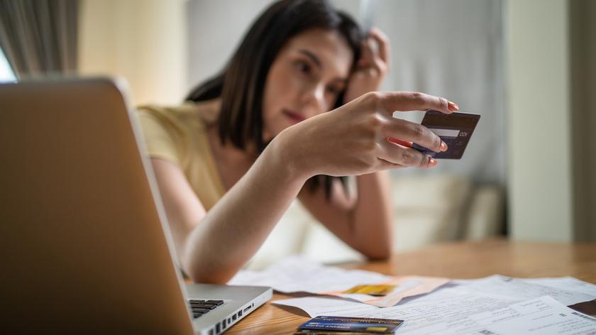 Nastolatka z karta kredytową