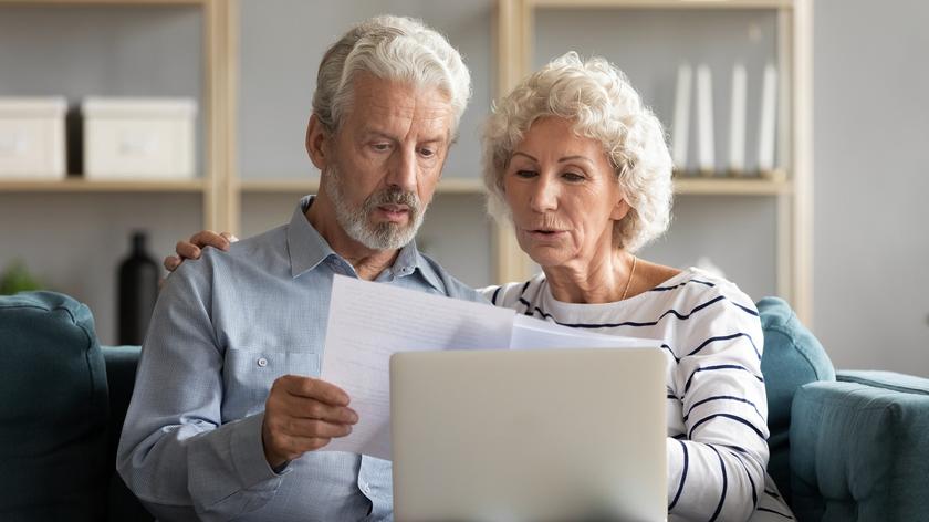 Dwie starsze osoby patrzące na dokumenty