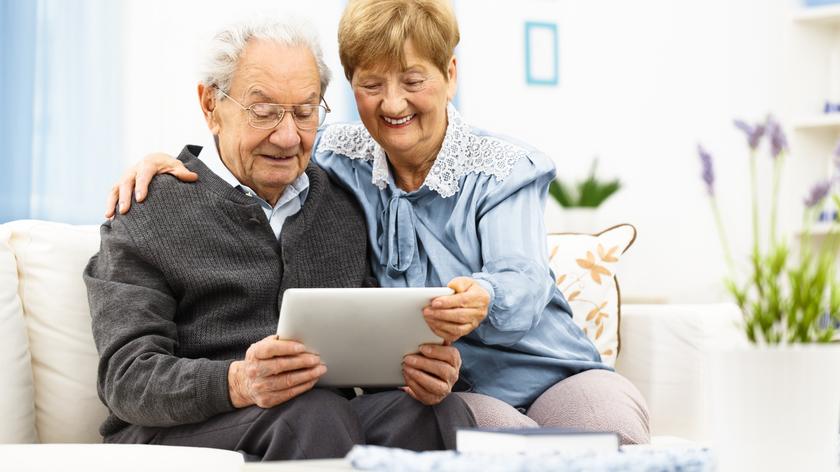 Seniorzy siedzący na kanapie