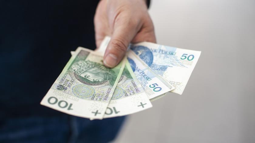 Osoba trzymająca pieniądze