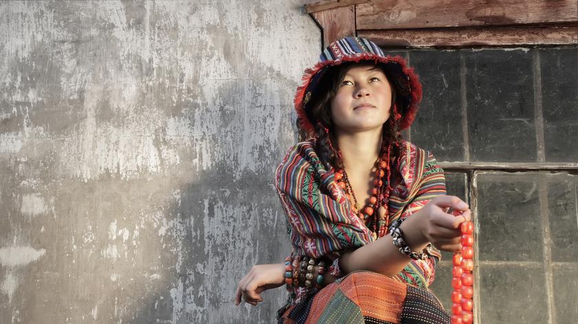 Tybetanka siedząca na progu domu