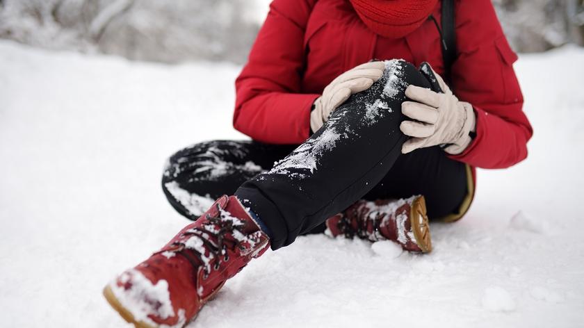 Osoba, która poślizgnęła się na lodzie