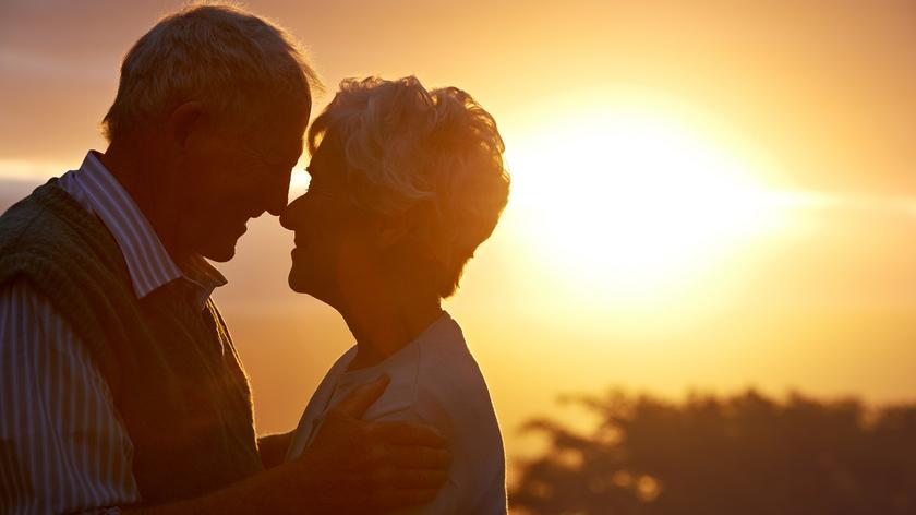 Dziadkowie na tle zachodzącego słońca