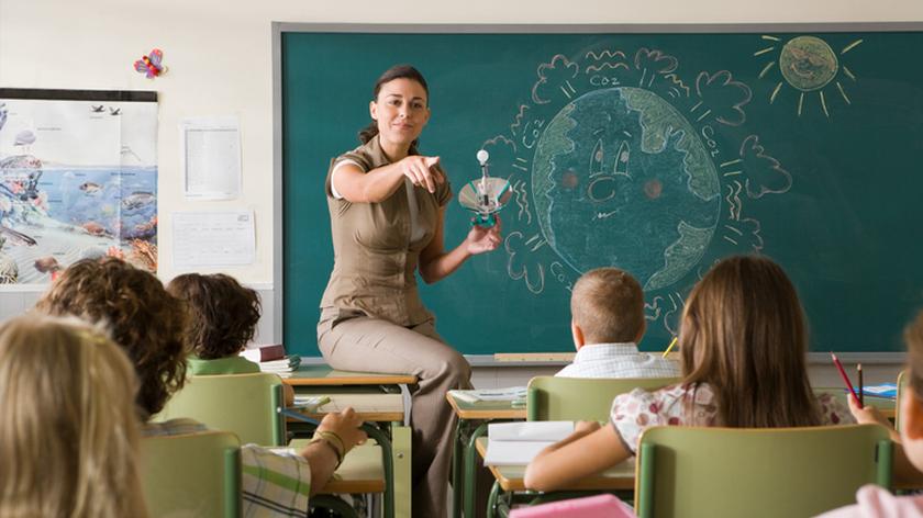 Nauczycielka uczy dzieci w klasie