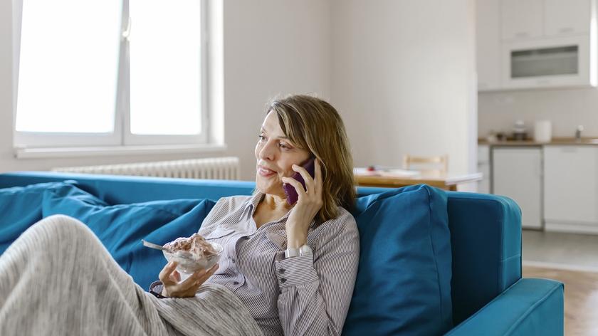 Osoba rozmawiająca przez telefon