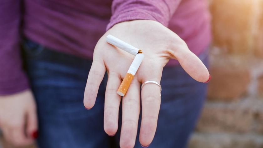 Osoba trzymająca złamany papieros