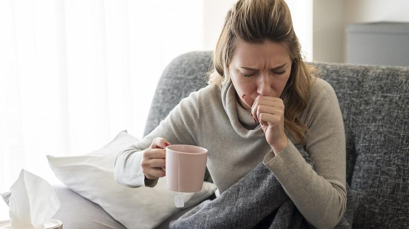 Kobieta, która kaszle