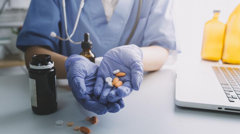 Lekarz z lekami w dłoniach