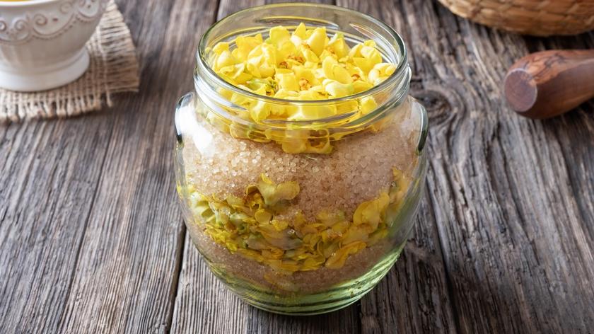 Dziewanna w słoiku zasypana cukrem