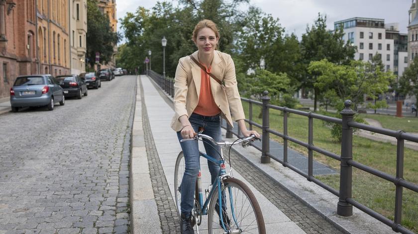 Rowerzystka na chodniku